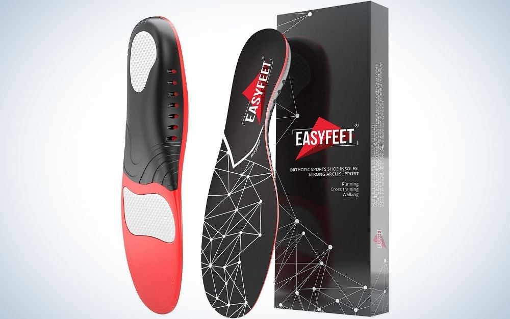 Two shoe soles for foot support, both red and black, as well as a black box with the Easyfeet inscription on it.