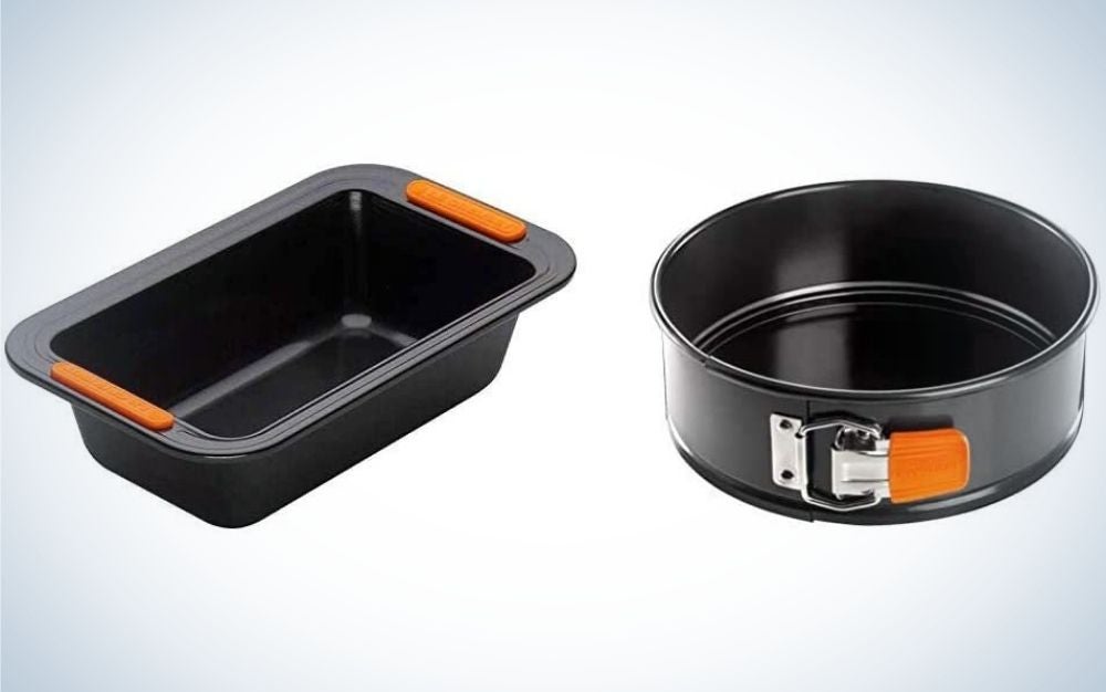 Deux casseroles de formes différentes où l'une est ronde et l'autre de forme rectangulaire et toutes deux de couleur noire et avec clip orange.