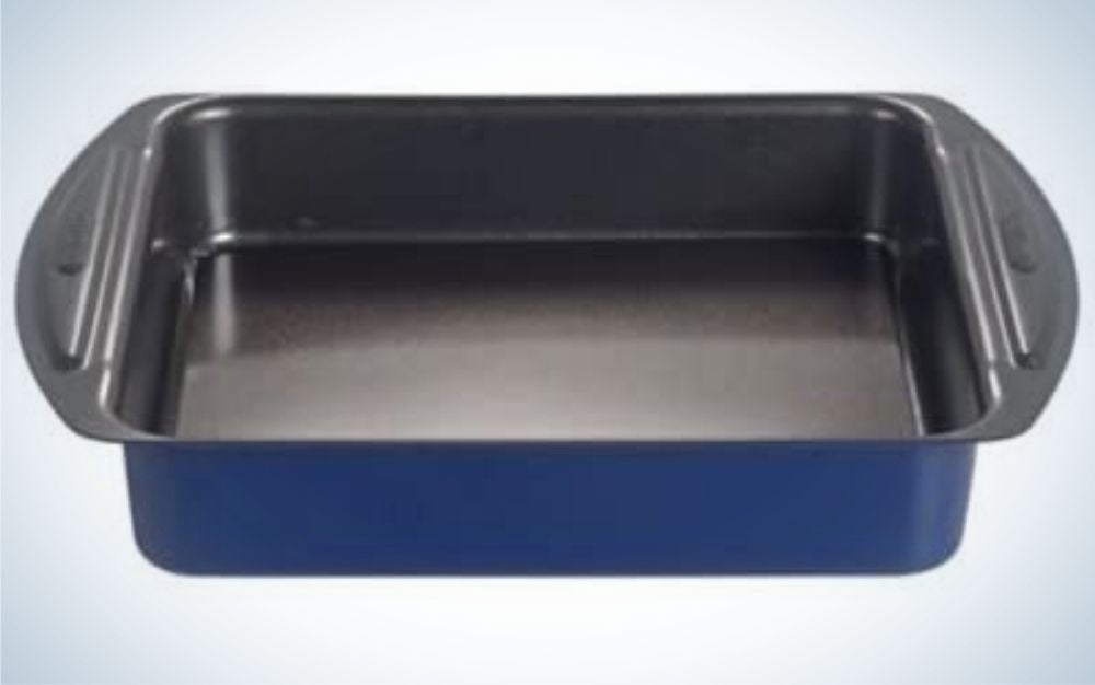 Un grand plat rectangulaire noir foncé et bleu foncé avec deux larges pièces latérales où il peut être attrapé.