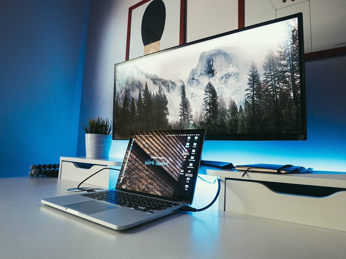 how to set up a second monitor on your work desk