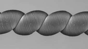 This yarn makes its own electricity