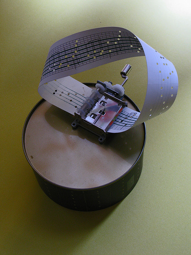 Möbius Strip Music Box Brings Non-Orientable Topology to the Trinket World