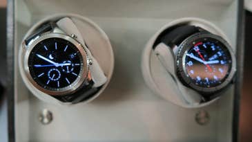 Samsung’s New Gear S3 Smartwatches Always Show The Time