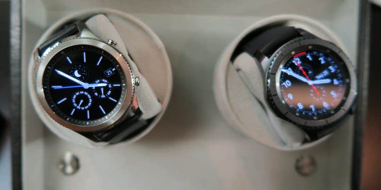 Samsung’s New Gear S3 Smartwatches Always Show The Time