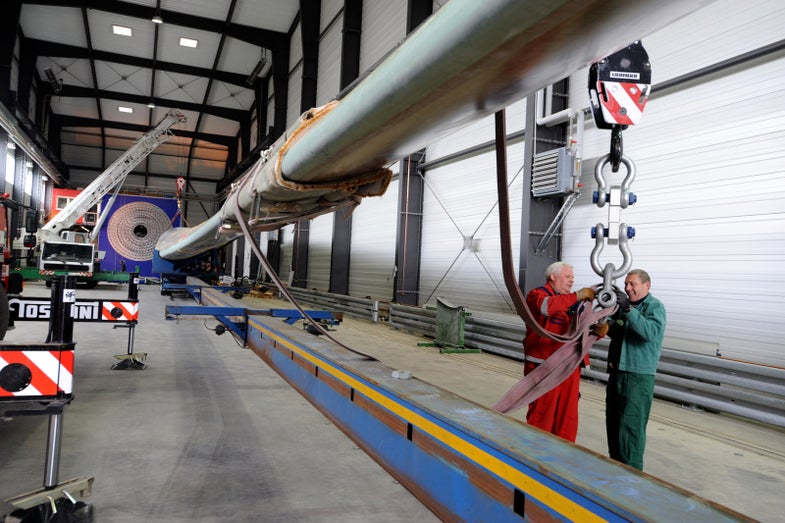 In der neuen Testhalle können Ingenieure künftig Rotorblätter von bis zu 90 Metern Länge Belastungsprüfungen unterziehen.