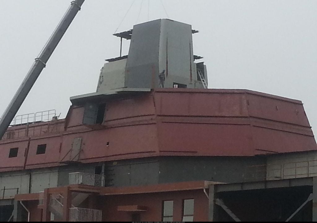 A close up photo of the 055 cruiser's test bed shows the front of the ship's superstructure. As the test bed mockup is still undergoing construction, it is unclear where the Type 348 radars will be placed on the superstructure, though it is likely that they could be located above the bridge, on the integrated mast, which itself is also a work in progress.