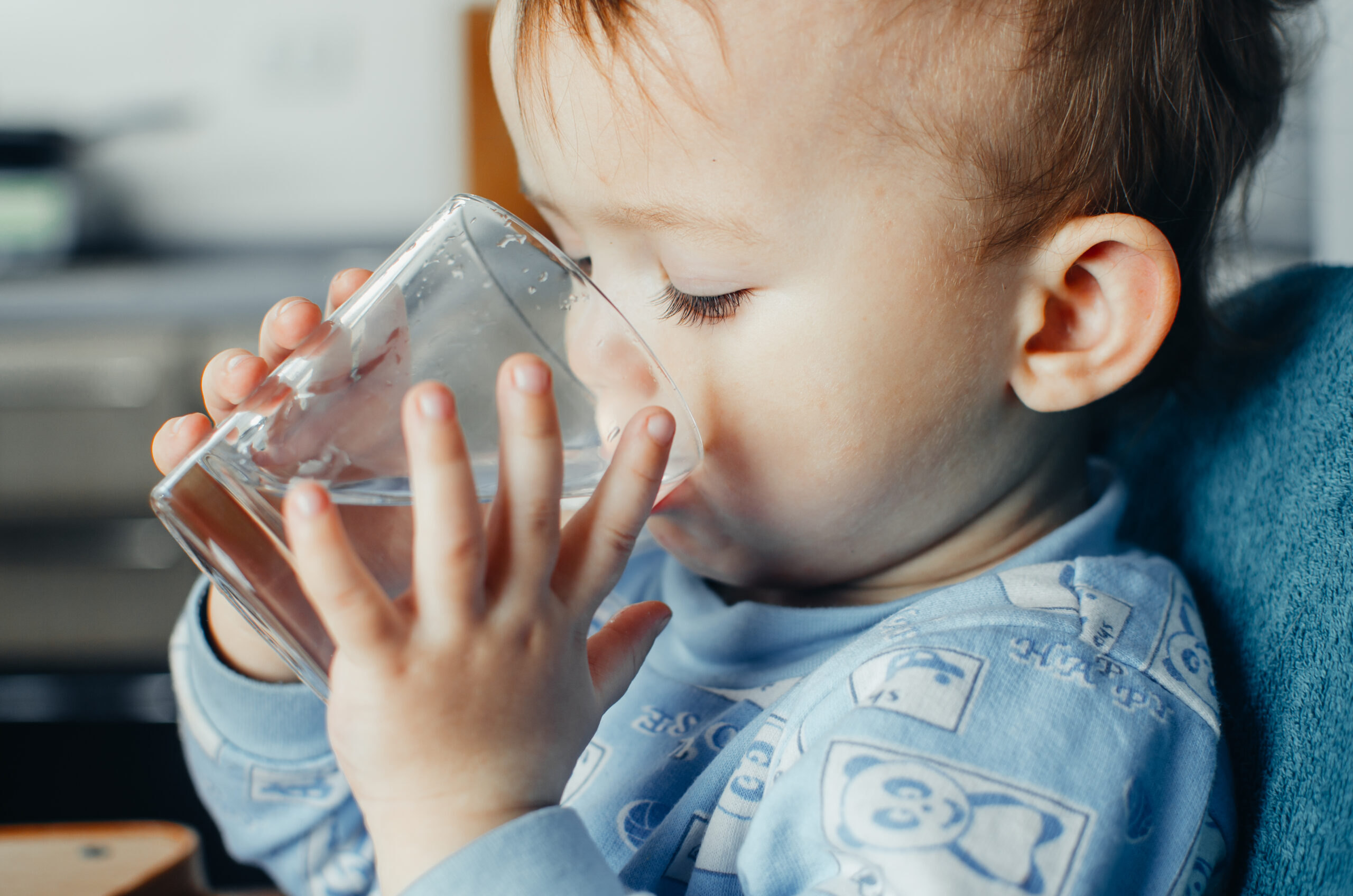 Кипятить детскую воду. Ребенок пьет. Ребенок пьет воду. Ребенок пьет чистую воду. Ребенок пьющий воду.