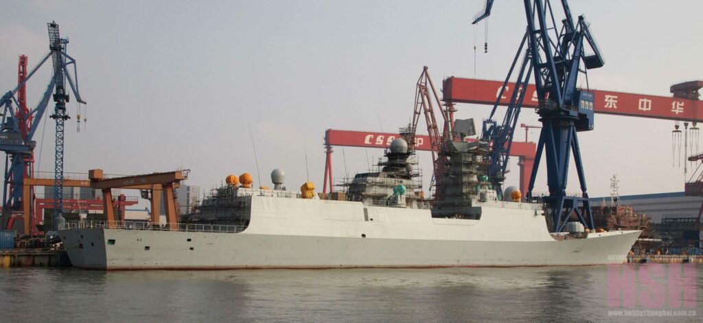 Earlier examples of the Type 054A had no VDS and its associated support machinery (which requires a large opening to fit the winch) installed in the frigate's stern.