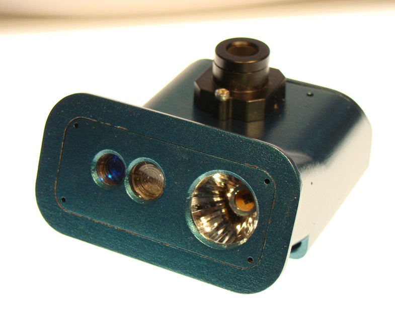 Das multifunktionale System unterscheidet zwischen Dämmerung und Nebel. Es besteht aus einer Infrarot-LED und zwei Sensoren (rechts und links vorne) sowie einer Kamera.