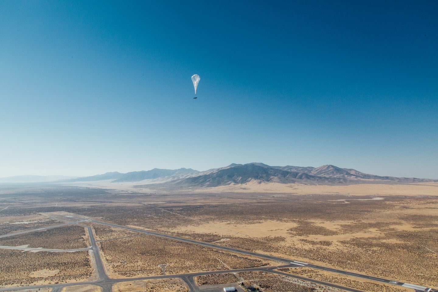 Sending wireless data 372 miles between two balloons takes really good aim