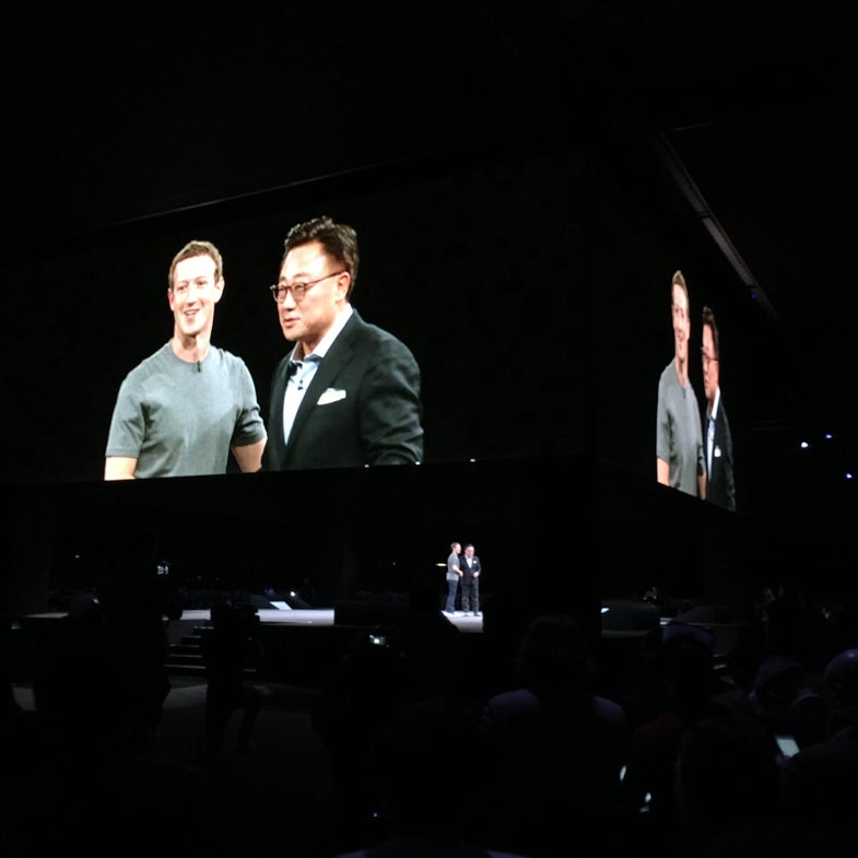 Mark Zuckerberg Helped Showcase Samsung’s Gear VR At MWC 2016