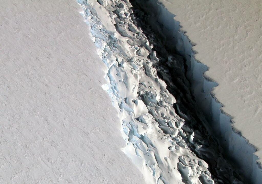 rift in ice shelf