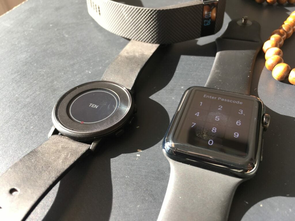The Apple Watch is visible in broad daylight, but the Pebble Time Round shines under these conditions. No smartwatch is clearer in brightly-lit situations. Slight scratches on the Pebble's screen however show the usefulness of Apple's sapphire glass
