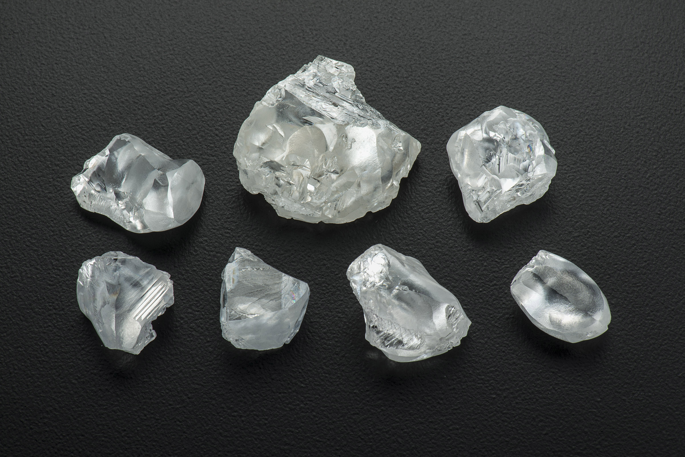 Как выглядит катнеп. Алмаз неограненный камень. Алмаз в природе неограненный. Алмаз необработанный неограненный.