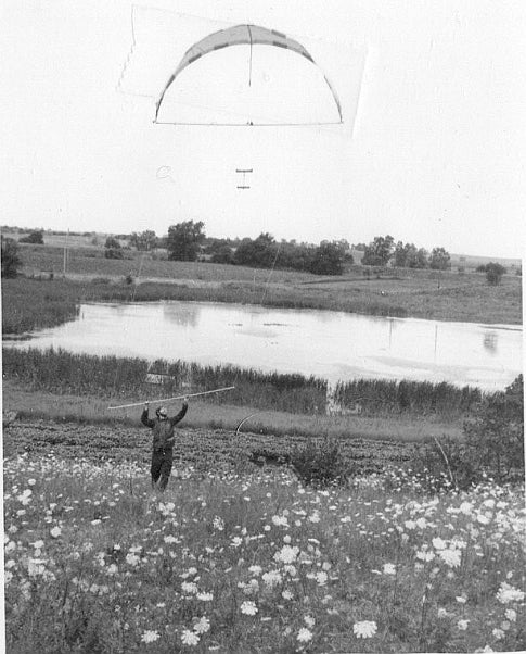 In the late 1970s, Bertelsen's son William controls the three-meter arc wing with strings to demonstrate its stability.
