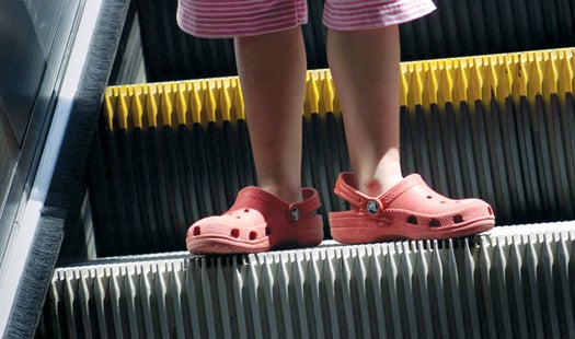 July 20, 2007 Slug: me-escalator assignmet no: 192673 Photographer: Gerald Martineau Smithsonian Metro Stop people wearing "Croc" shoes We photograph people, kids in this instance of photos, wearing Crocs as they travel the Smithsonian Metro stop escalators for story on the dangers of getting this type of shoe caught in the grooves of the steps. (Photo by Gerald Martineau/The Washington Post/Getty Images)