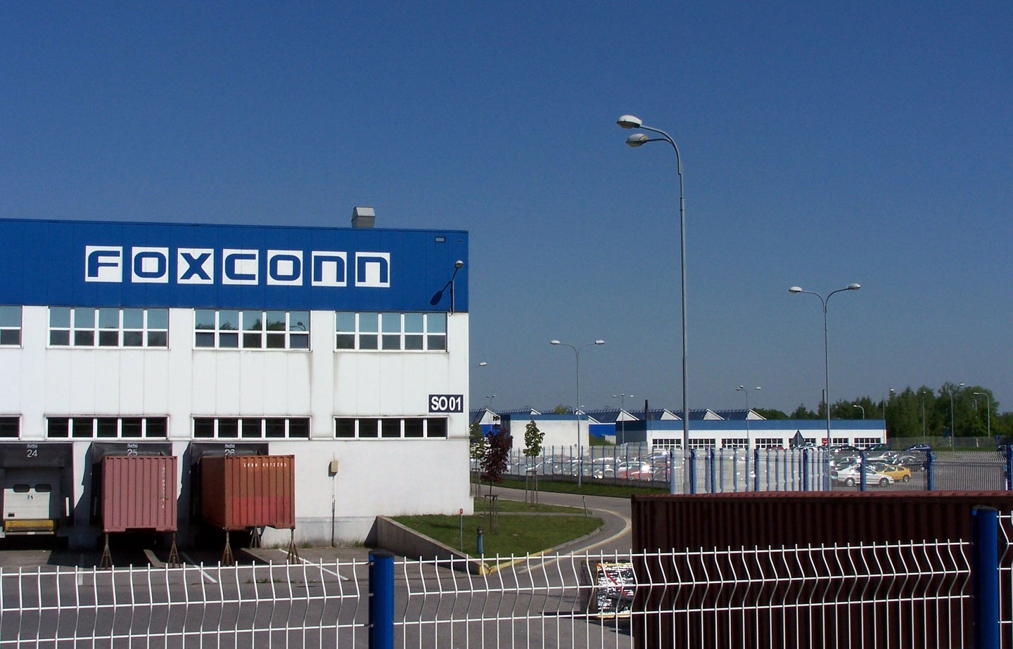 Foxconn Plans to Replace Its Gadget-Building Unhappy Human Workforce With 1 Million Robots