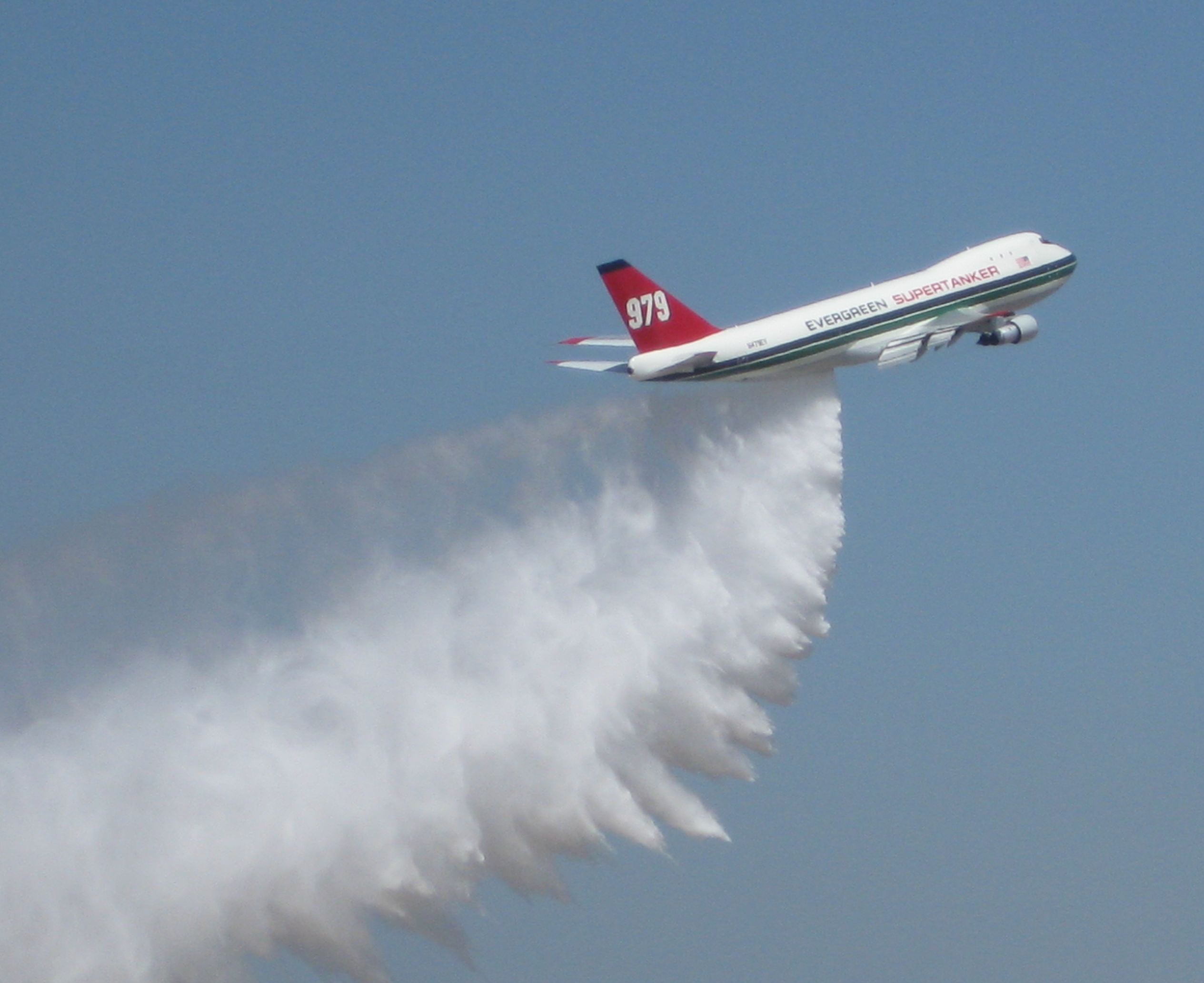 Firefighting 747 Supertanker Dumps 20,500 Gallons of Water from 500 Feet Up