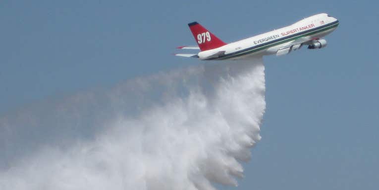 Firefighting 747 Supertanker Dumps 20,500 Gallons of Water from 500 Feet Up