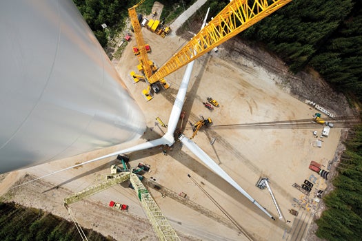 The rotor is assembled on the ground at the Østerild test center. The Siemens rotor consists of three 75-meter rotor blades, has a diameter of 154 meters, and covers a surface area of approximately 18,600 square meters, the equivalent of about two and a half soccer fields.