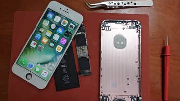 This hacker built his own iPhone using parts from Chinese electronics markets