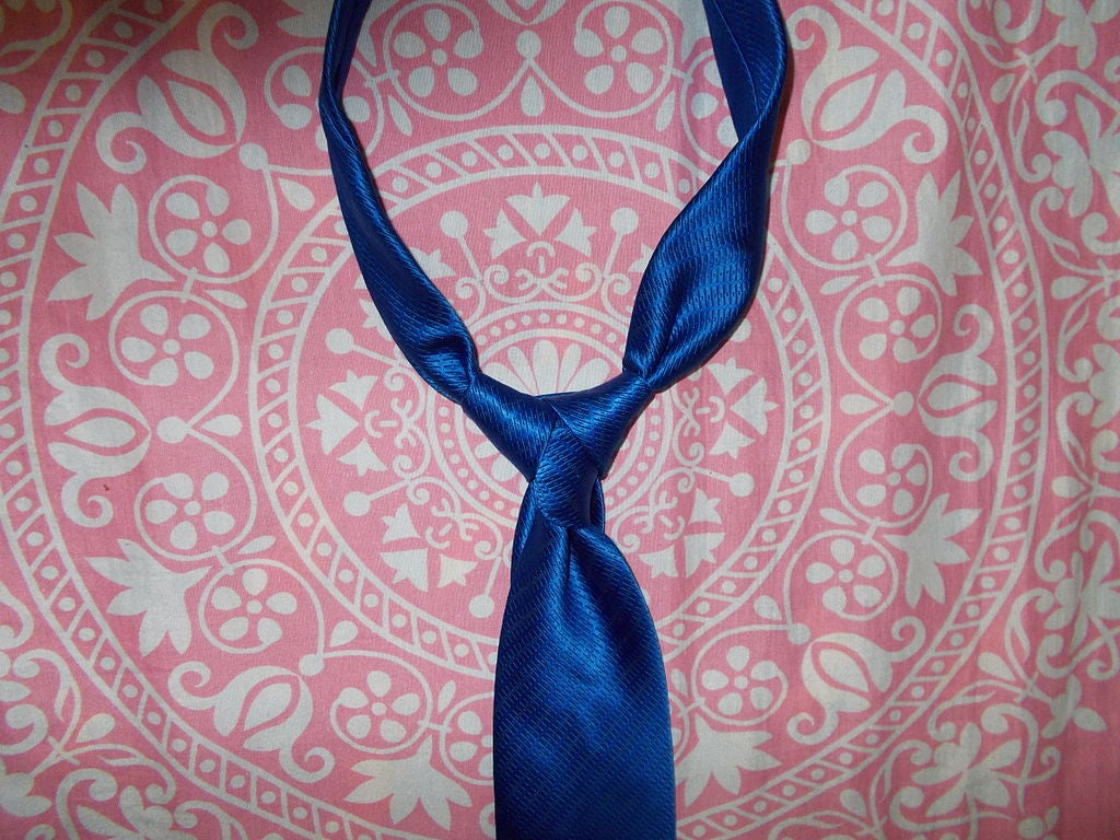 You could tie a tie this way, but it isn't a Windsor knot, so you'd be incorrect.