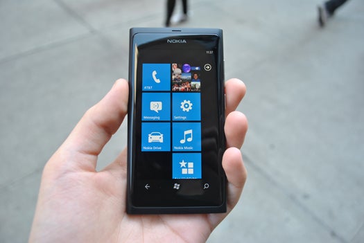 Nokia Lumia 800, in Hand