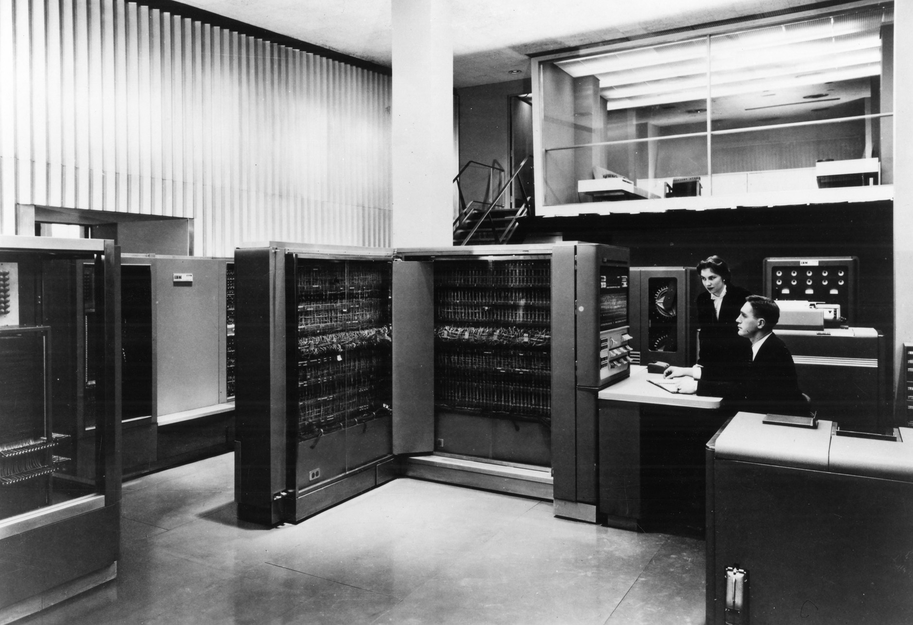Компьютер страна производитель. Компьютер IBM 704. IBM 701. IBM 701 ЭВМ. 1957 IBM - 701.