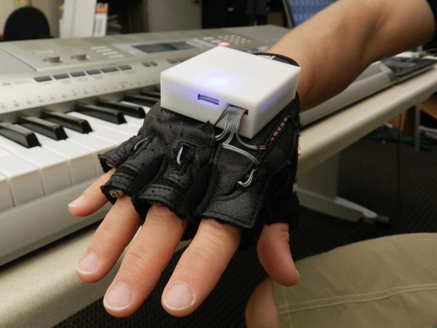 Haptic Glove Gives You Force-Feedback Piano Lessons