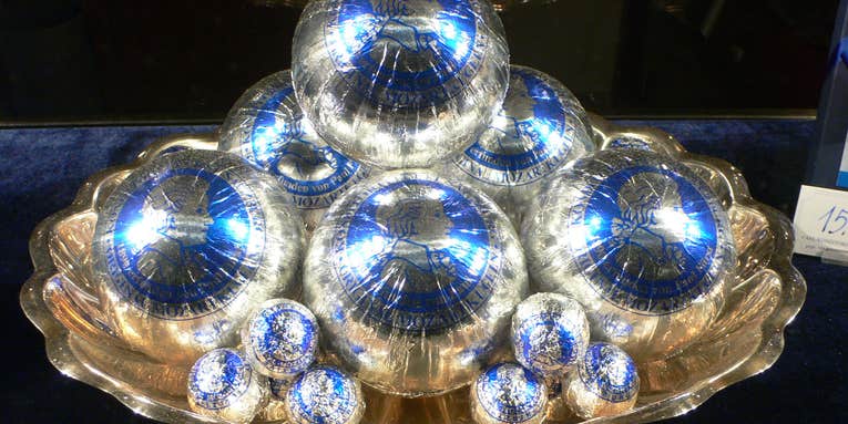 Here’s how to wrap a spherical gift, according to scientists