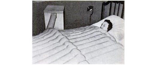 By means of an electric fan, air that is artificially heated or chilled is blown through a flexible hose into the lining of the coverlet. Here the air is distributed evenly over the entire area of the quilt through branching air ducts, finally filtering through the porous inner lining.