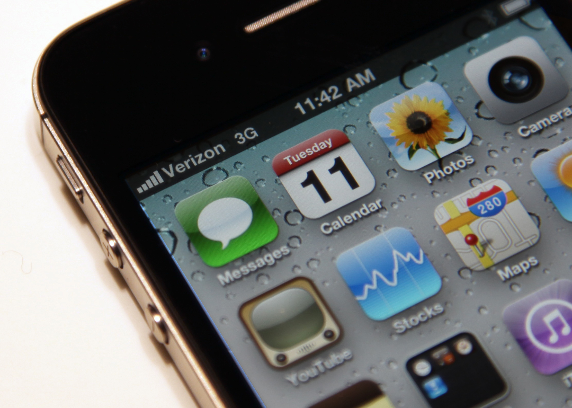 Hands On With Verizon’s iPhone 4: Same Phone, Different Network