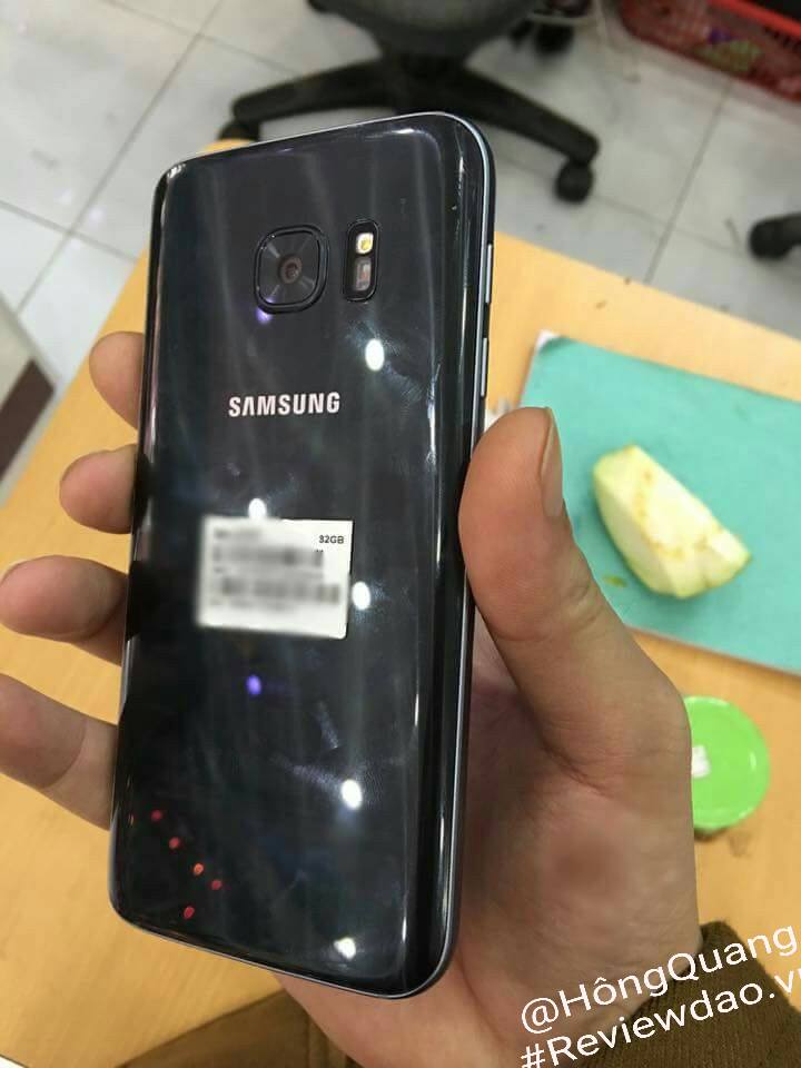 Samsung's upcoming phone may have leaked on the internet. An all-black design could match a similar design to last year's Galaxy phones.