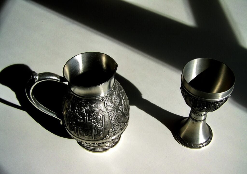 Two cups of vessels