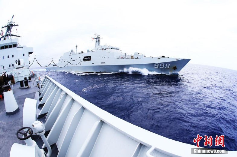 海军千岛湖舰抵达搜索任务海区开始执行补给任务 (1/13)