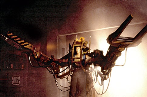 Sigourney Weaver fends off extraterrestials wearing an exoskeleton in <em>Aliens</em>.