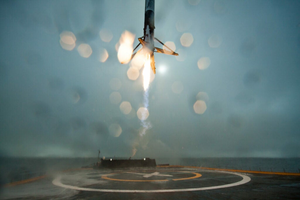 After a January 17 launch, the Falcon 9 closes in its landing target.
