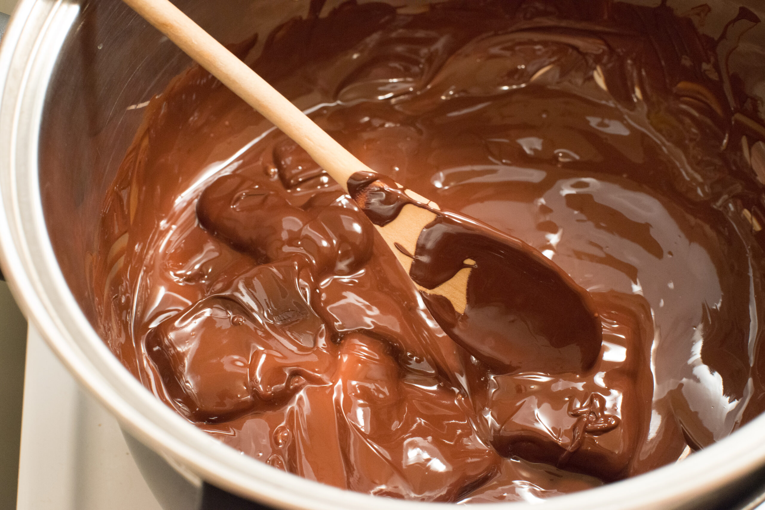 Рецепт домашнего шоколада с маслом. Растопленный шоколад. Приготовление шоколада. Расплавленный шоколад. Шоколадная глазурь.