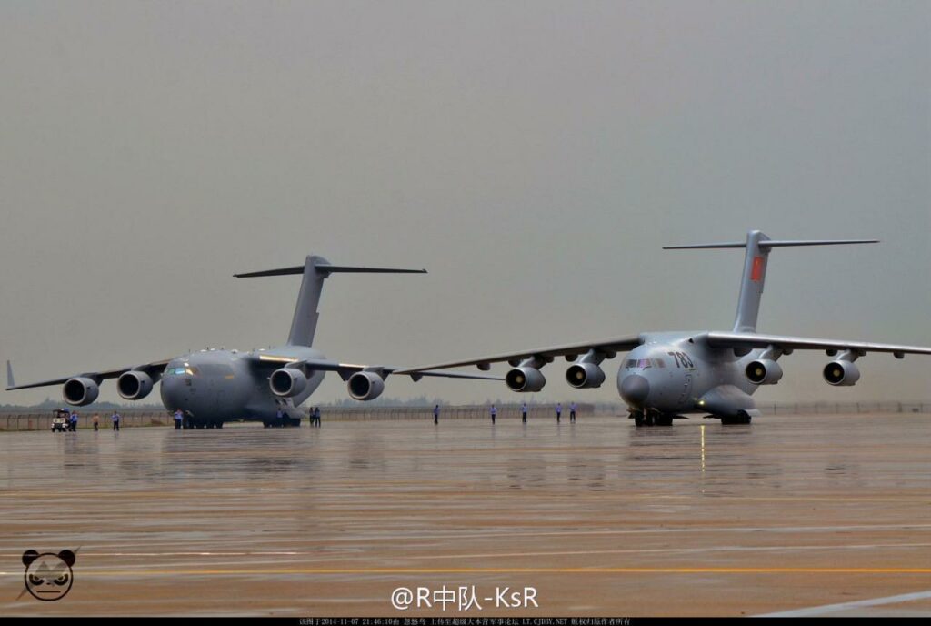 The USAF's guest C-17A and the "783" Y-20 prototype sit side by side at Zhuhai 2014. The C-17A and Y-20 are both strategic airlifters, with the larger C-17A being able to carry up to 77 tons of cargo.