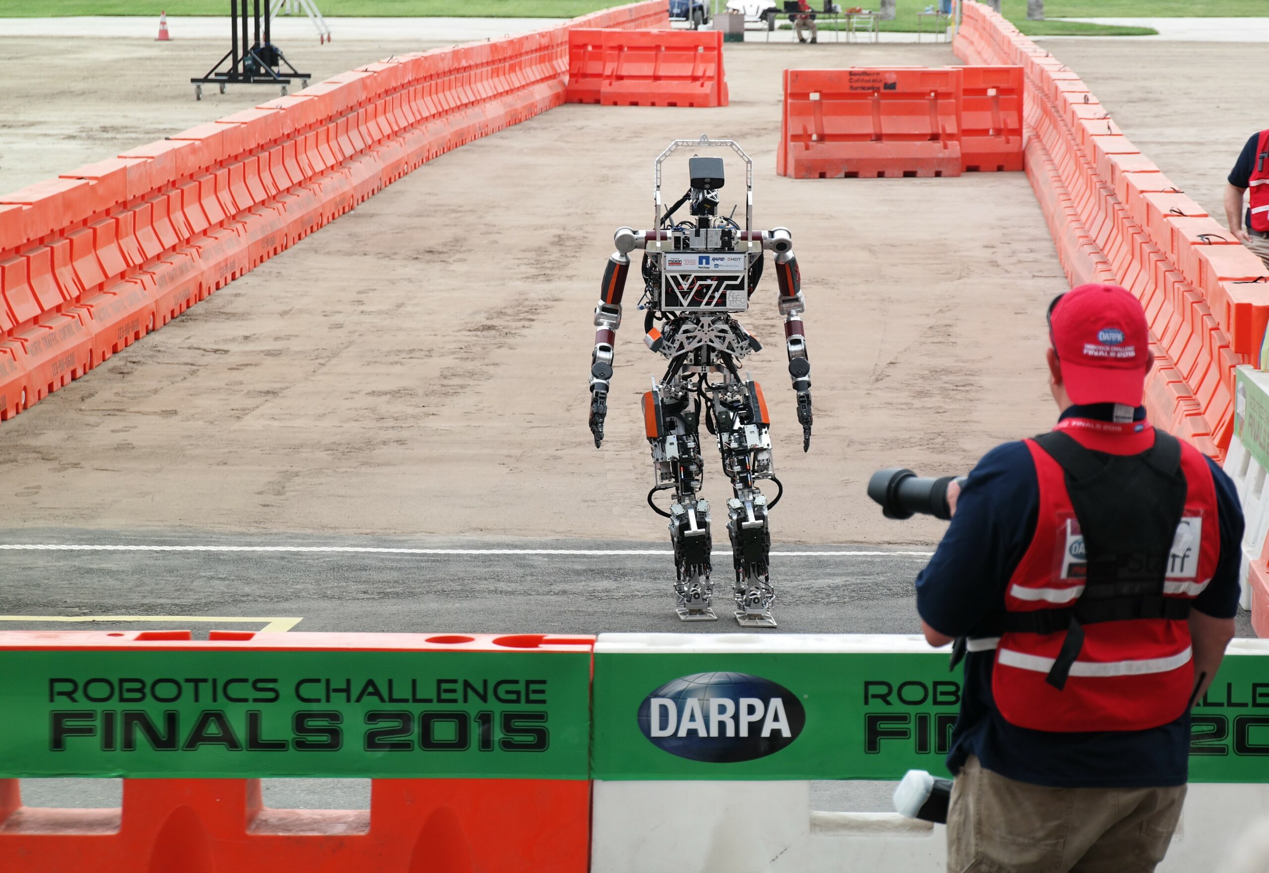 Робот обсуждай. DARPA Robotics Challenge 2023. Роботы соревнования Erl Smart Cities Robotics Challenge.