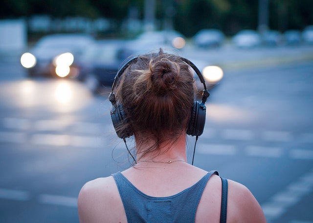 How Long Should You Wear Headphones Per Day 