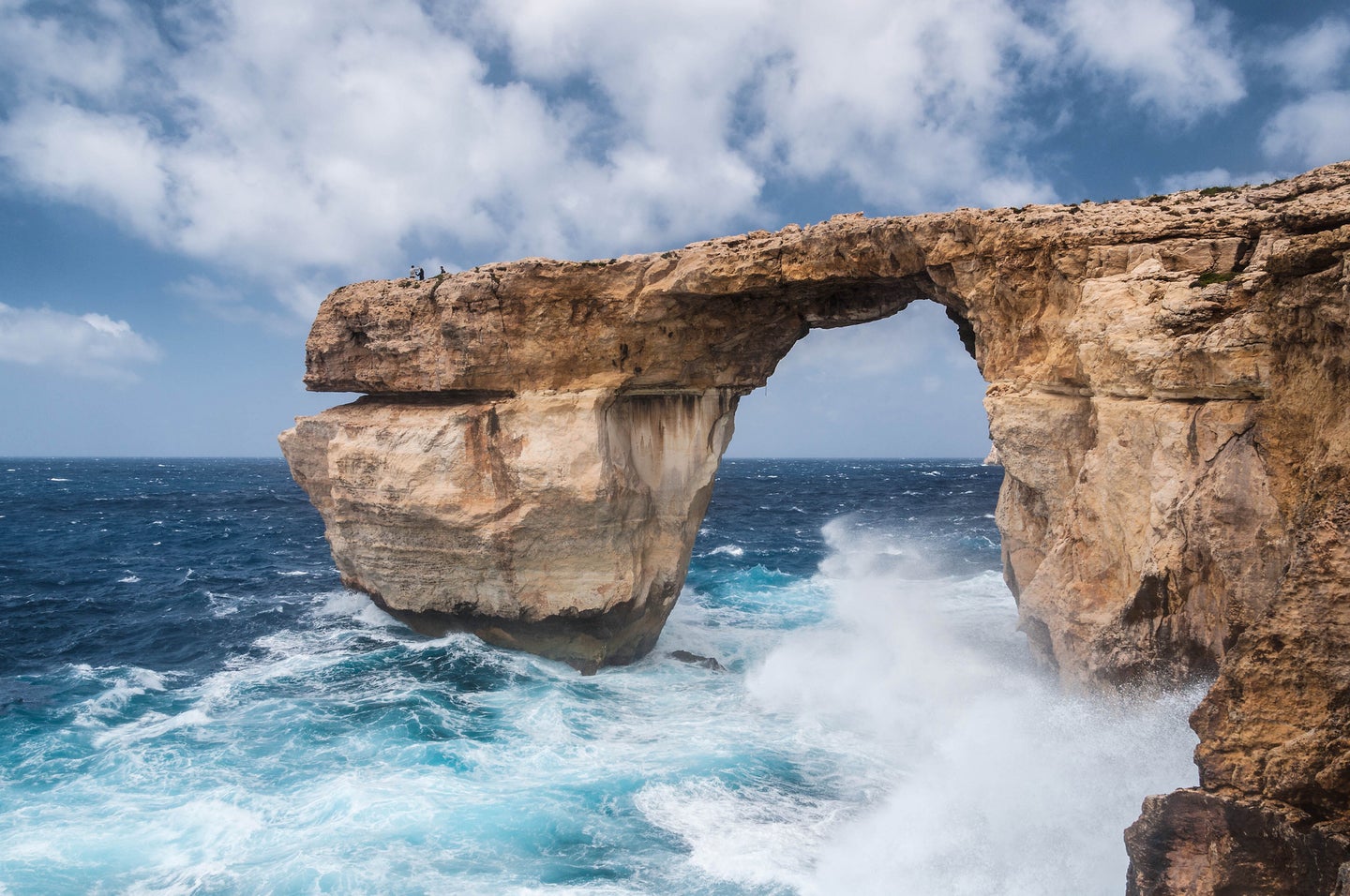 Breakthroughs, stardom, and collapse: the life cycle of a sea arch