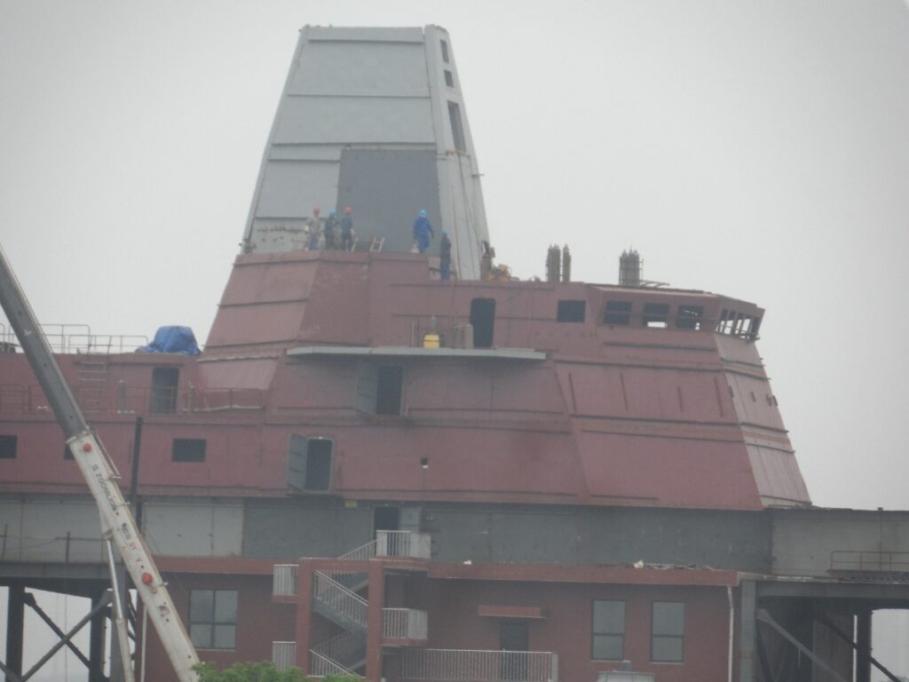 A starboard side view of the 055 cruiser mockup indicates that the giant Type 346 radars will be mounted on the flat surfaces that are respectively below the right wing of the bridge deck, and on the elevated panel right behind the integrated mast (the Arleigh Burke destroyers uses a similar arrangement for its SPY-1 radars). The Type 346 radar is at least twice the size of the SPY-1.