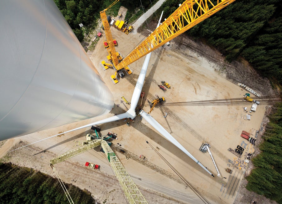 The rotor is assembled on the ground at the Østerild test center. The Siemens rotor consists of three 75-meter rotor blades, has a diameter of 154 meters, and covers a surface area of approximately 18,600 square meters, the equivalent of about two and a half soccer fields. 