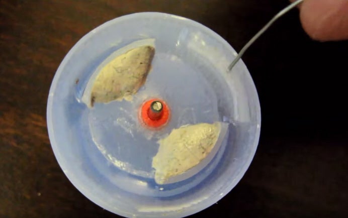 Tiny motor powered by the surface tension of water