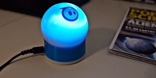 Video: Hands-On With the Sphero Robotic Ball (Slash Cat’s Dream Toy)