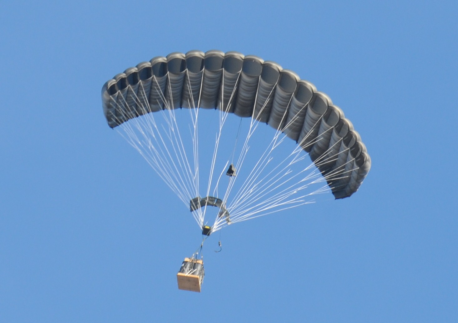 Smart Tech Paraglides Tons of Airdropped Cargo From High Altitudes to Meter-Sized Targets