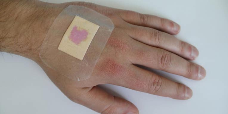 Bandage Changes Color to Indicate State of Wound Underneath