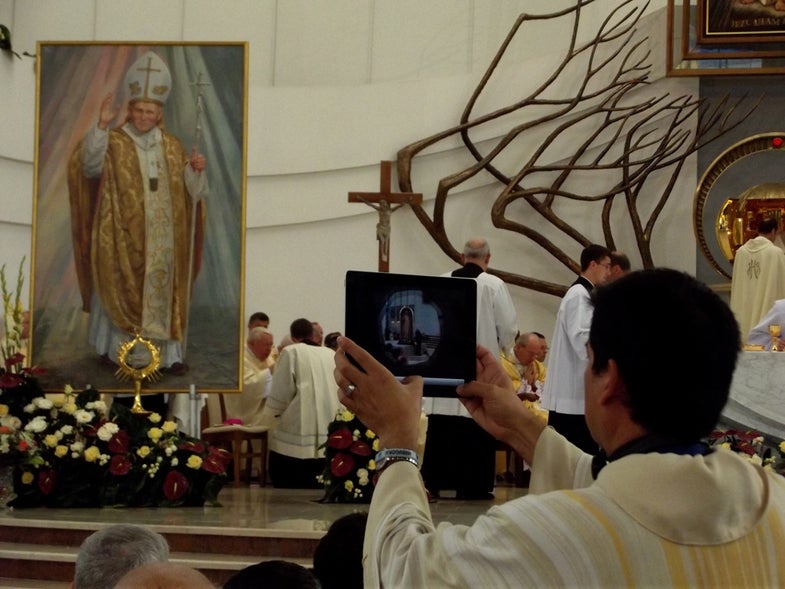 Church Leaders Give Blessing to Gadgets in the Pews