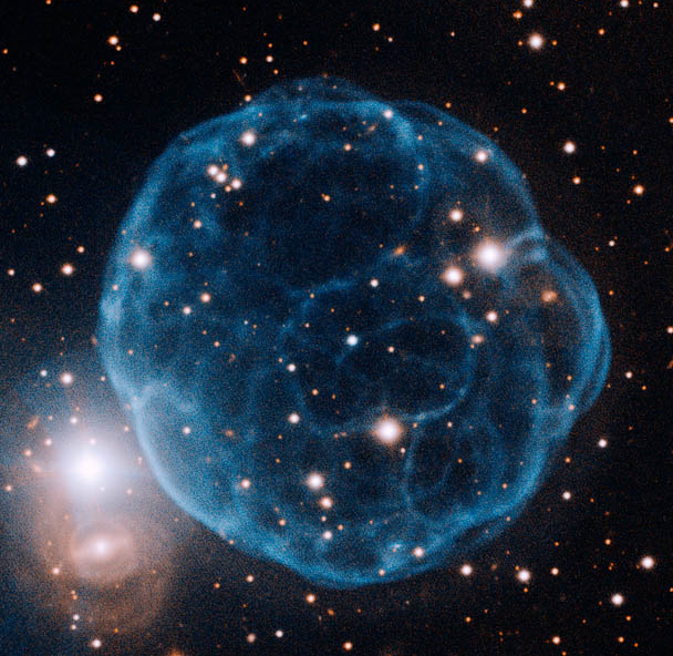 Amateur Astronomer Discovers Blue-Raspberry-Shaped Planetary Nebula